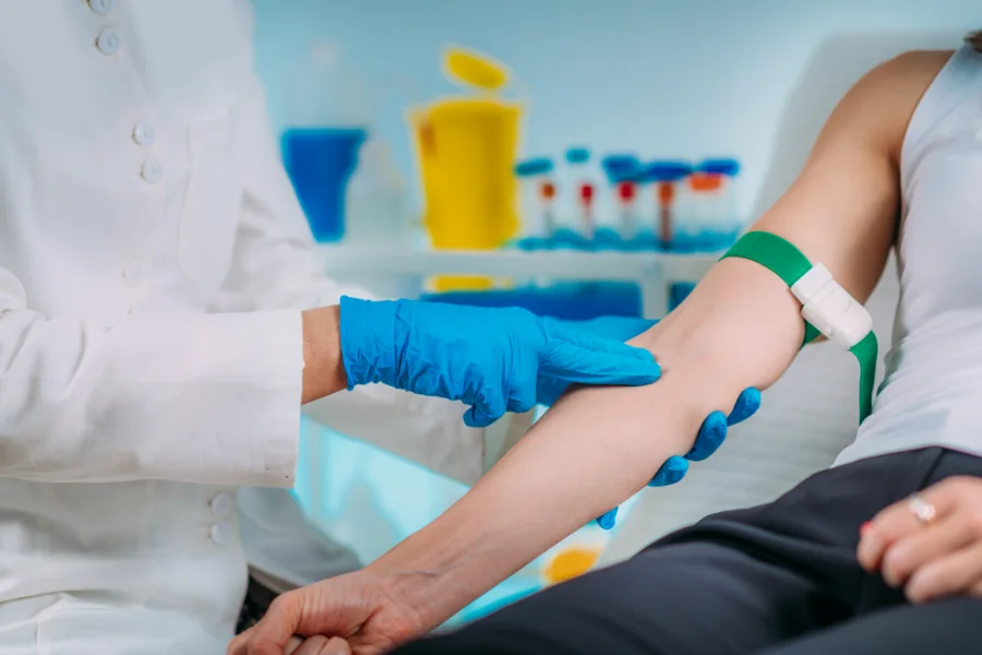 Técnica de análises clínicas a preparar exame laboratorial na Clínica Nutrimed.