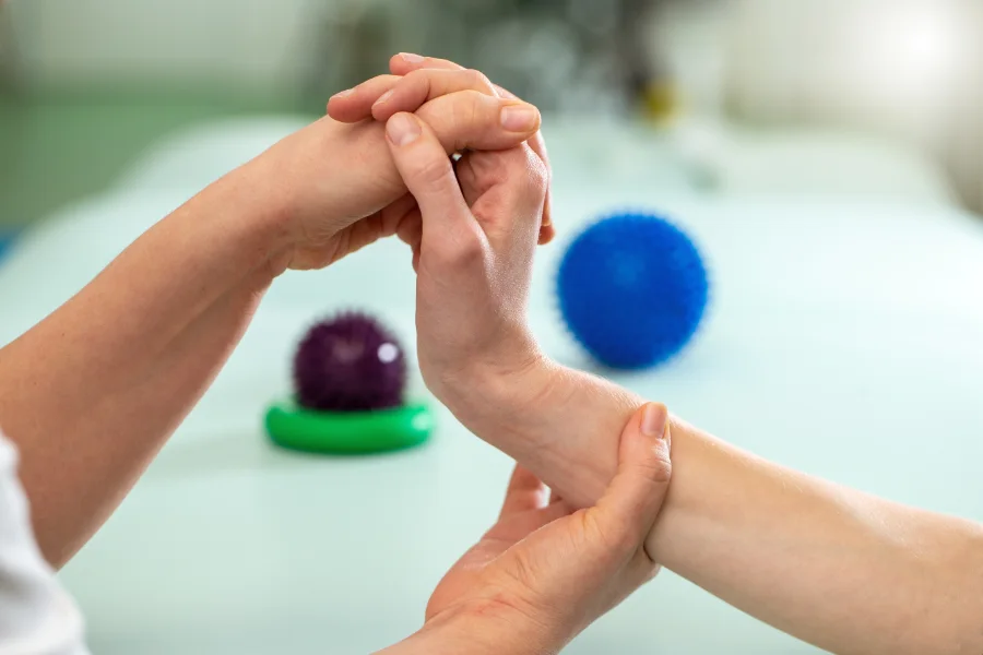 Fisioterapeuta a realizar tratamento de reabilitação num paciente com técnicas de fisioterapia e osteopatia.