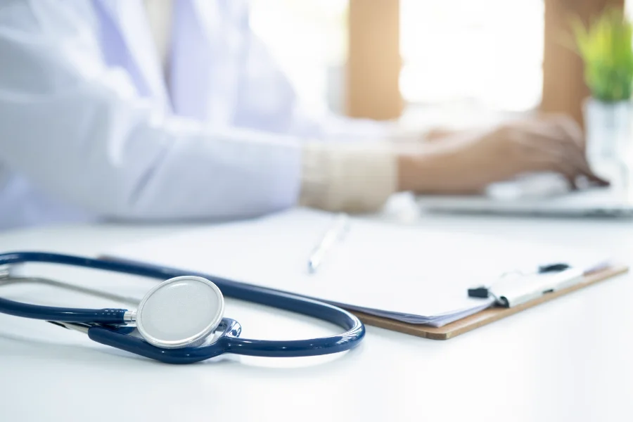 Médica em consulta com paciente num consultório moderno da Clínica Nutrimed.