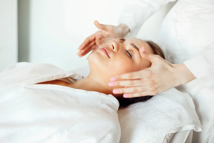 Sessão de terapia holística com ambiente relaxante e elementos naturais.